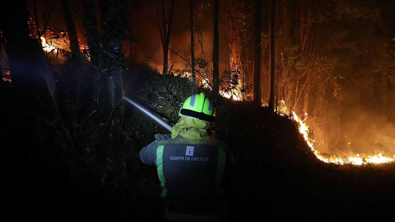Cinco brigadistas seguen graves na Coruña tras o incendio de Barreiros e reabre o debate sobre o modelo galego de loita contra o lume