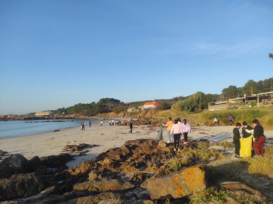 Máis de 1.000 persoas e 26 entidades participaron na X Limpeza Simultánea de Praias organizada por ADEGA