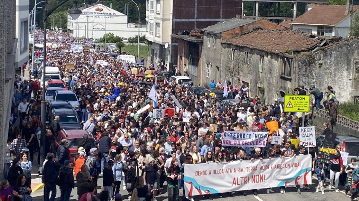 Manifestación multitudinaria en Palas de Rei contra o proxecto de fábrica de Altri