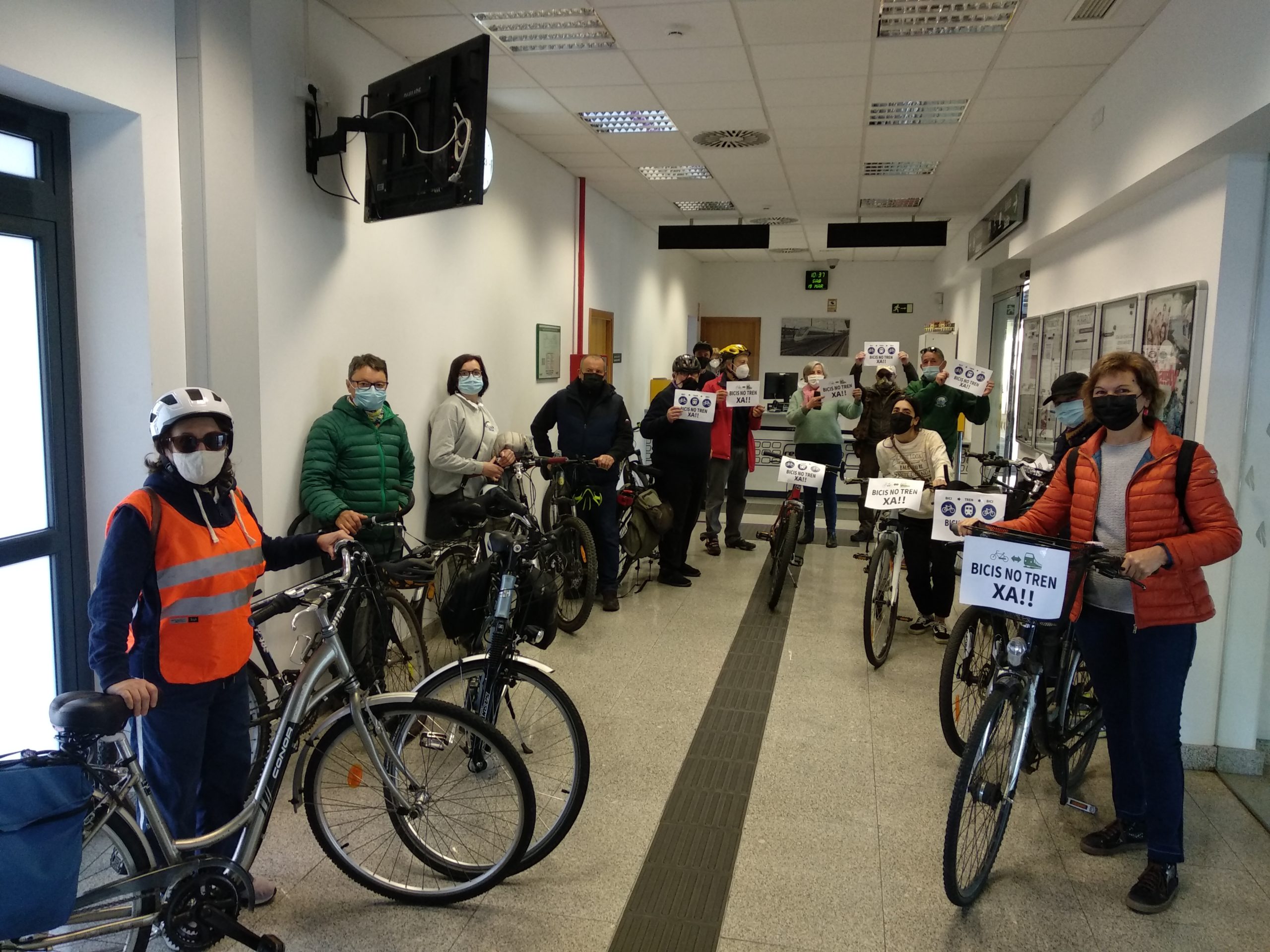 Colectivos ciclistas e ecoloxistas piden a Renfe en Galicia que permita transportar bicicletas no tren sen dificultades