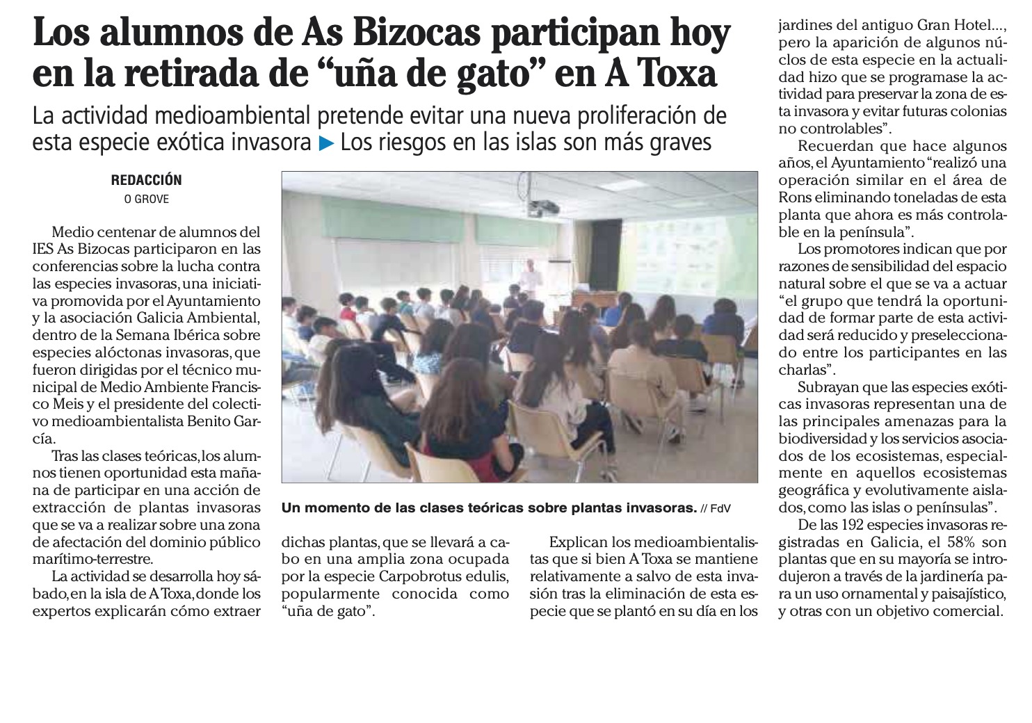 Los alumnos de As Bizocas participaron hoy en la retirada de “uñas de gato” en A Toxa