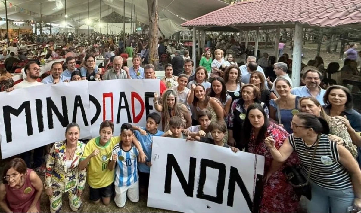 Veciñanza e colectivos de Doade á espera logo de entregar, semanas atrás,  máis de 1100 sinaturas contra o proxecto mineiro “Mina Doade”