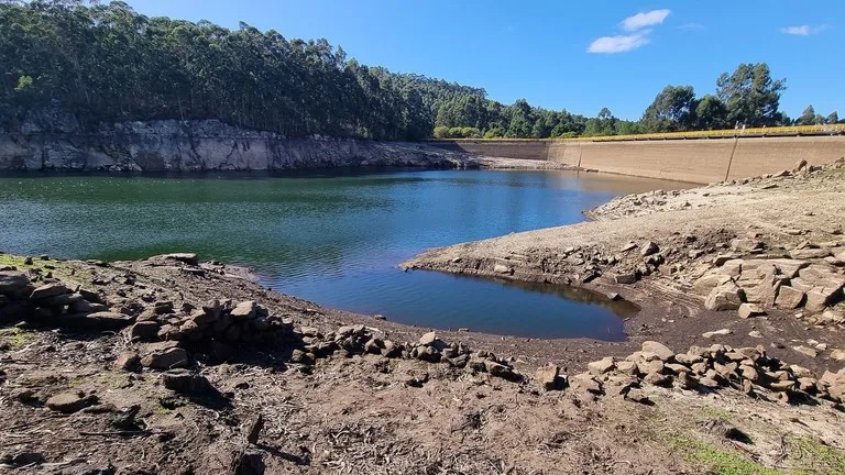 Galicia tira auga ao tempo que a busca baixo terra