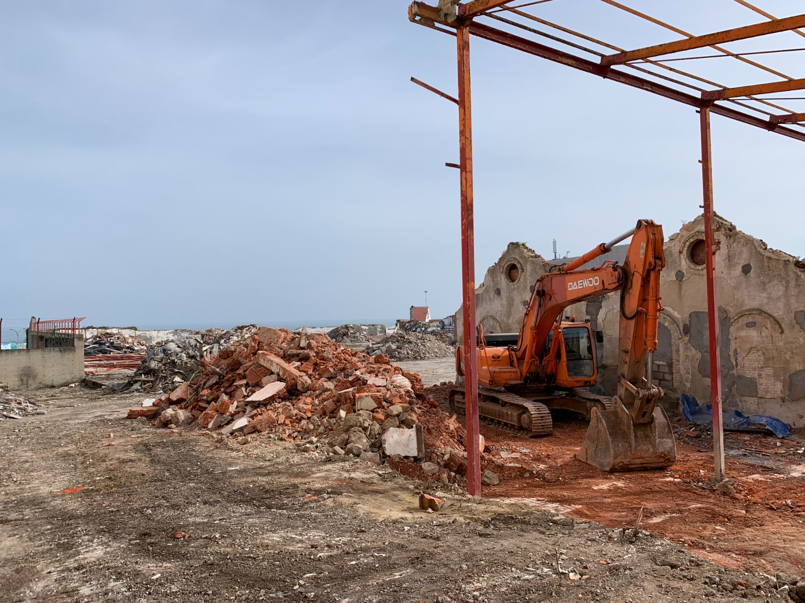  ARCODEGA denuncia enterramientos y la inexistencia de gestión de los RCDs generados en la demolición de la antigua fábrica “Gres Burela”