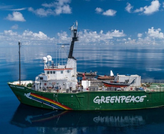 O buque, Arctic Sunrise, de Greenpeace atraca en Galicia para promover a protección dos océanos e a pesca artesanal