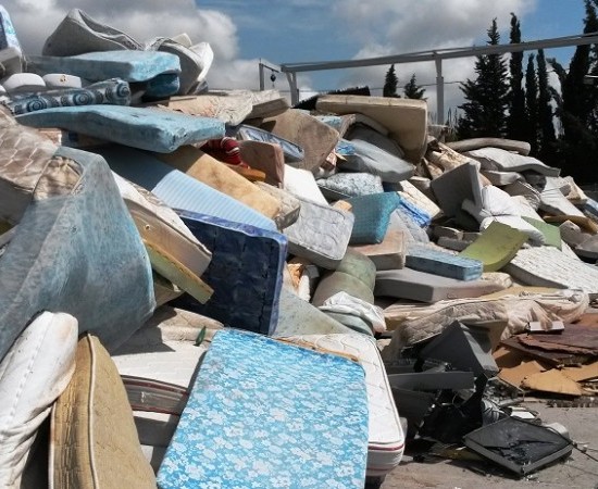 Los colchones fuera de uso, un problema medioambiental que genera toneladas de residuos