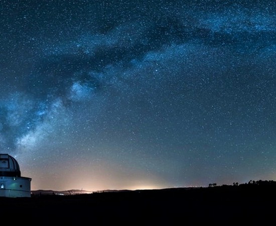 La presencia de aerogeneradores y la contaminación lumínica dificultan el turismo astronómico