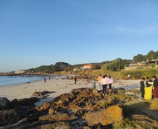 Máis de 1.000 persoas e 26 entidades participaron na X Limpeza Simultánea de Praias organizada por ADEGA