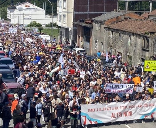 Manifestación multitudinaria en Palas de Rei contra o proxecto de fábrica de Altri