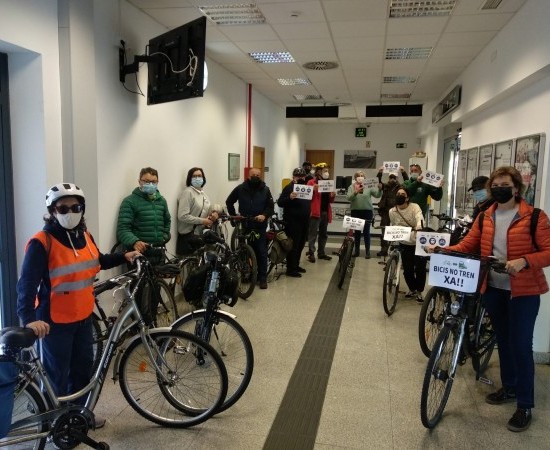Colectivos ciclistas e ecoloxistas piden a Renfe en Galicia que permita transportar bicicletas no tren sen dificultades