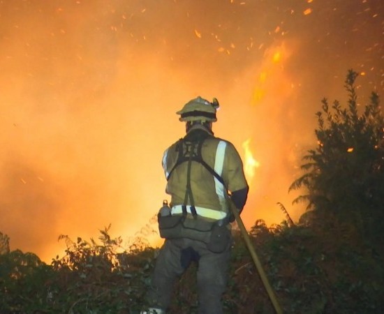 Máxima alerta en Galicia e Portugal polos lumes: vivendas ameazadas e centos de efectivos despregados
