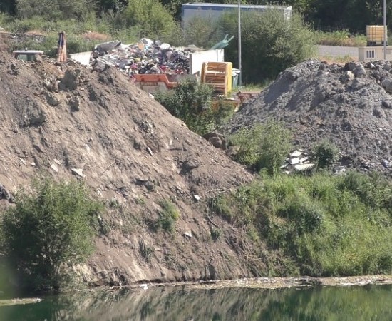 Solicitan ao Concello de Lugo que determine o impacto sobre o medio natural da eliminación incontrolada de residuos no antiguo oco mineiro de Santa María de Bóveda