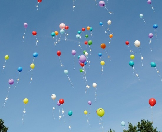 Festas locais e soltas de globos: a cara oculta dunha tradición que dana o medio