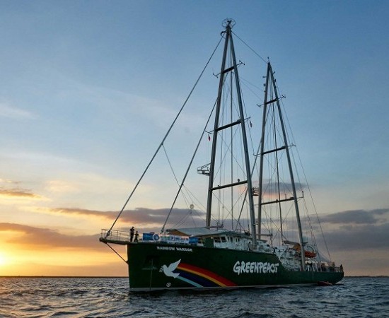 O barco Rainbow Warrior chega a Vilagarcía de Arousa para loitar contra a crise climática