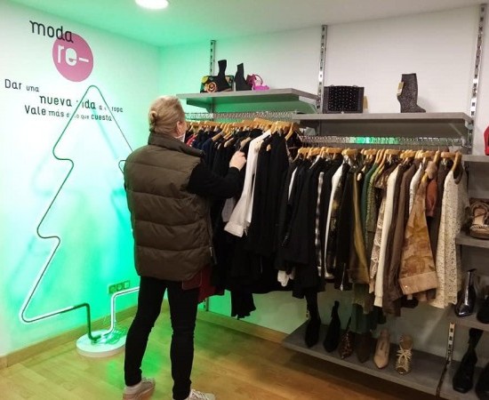 Reutilizar fronte a reciclar: o dilema galego da roupa que xa non queremos