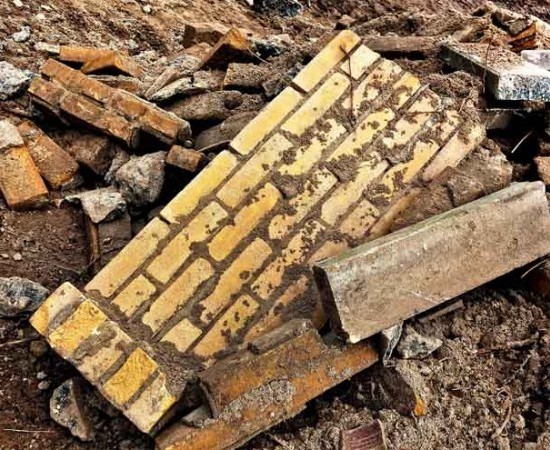 Toneladas de residuos y escombros siguen vertiéndose sin tratamiento en O Carqueixo, Lugo