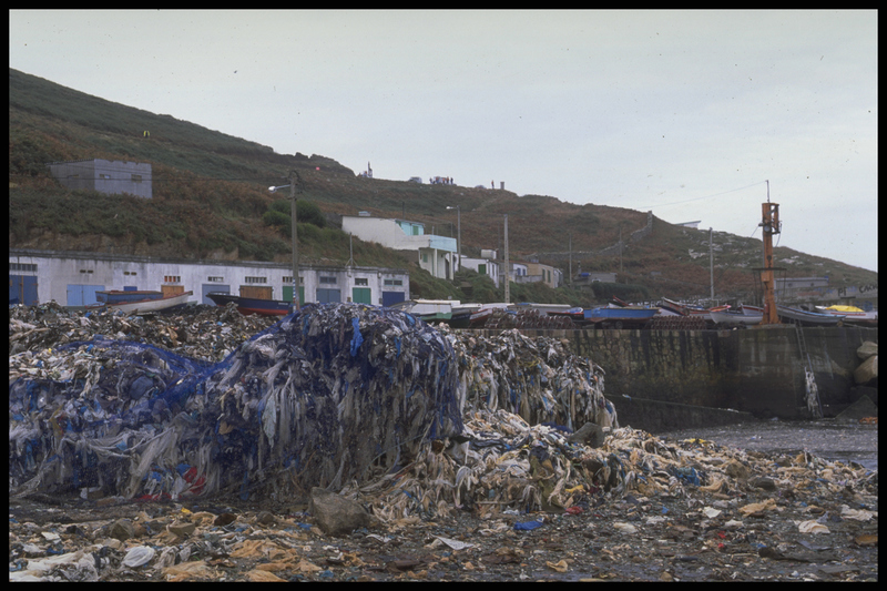 Greenpeace lembra os 30 anos do colapso de Bens cunha recollida de residuos na Praia