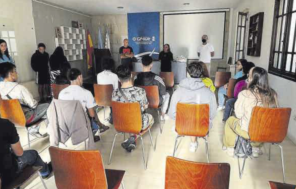 Un grupo internacional de alumnos inicia la retirada de plantas invasoras en O Grove