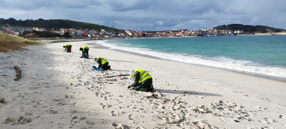 Xunta presume de limpeza de praias, pero a contratación de traballadores xera polémica 