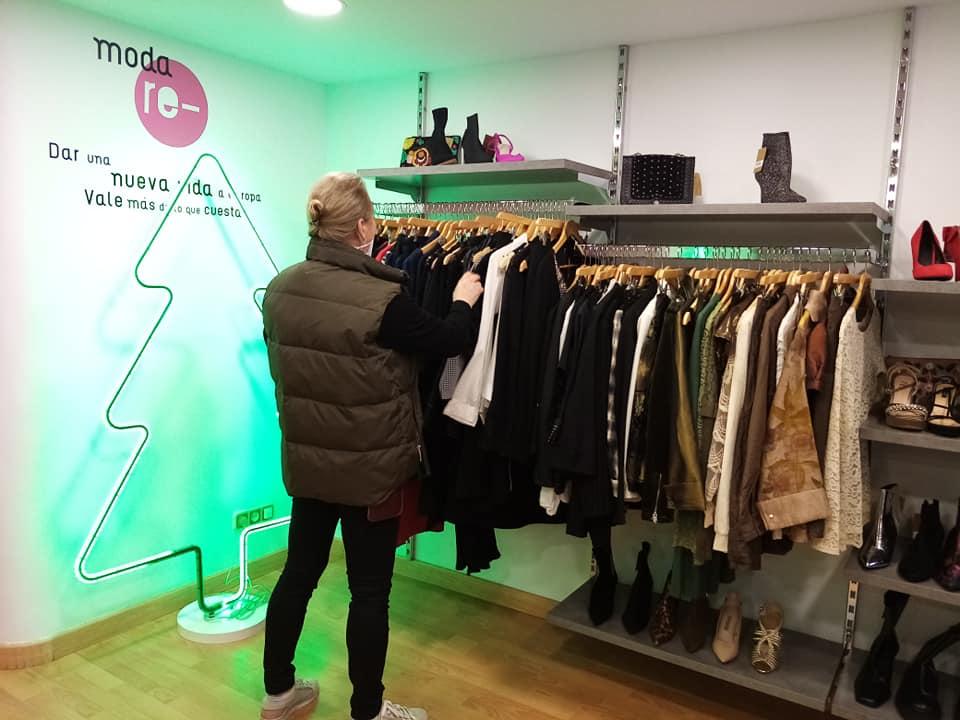 Reutilizar fronte a reciclar: o dilema galego da roupa que xa non queremos