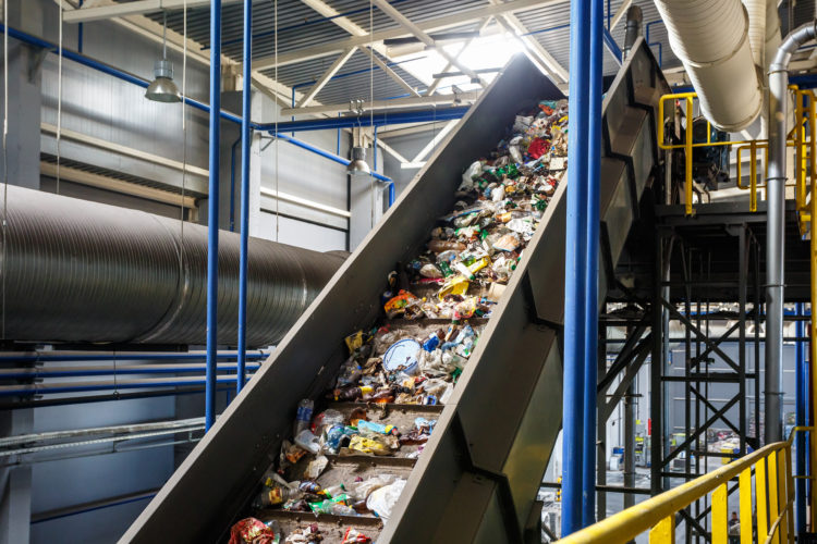 Galicia baixa lixeiramente a produción de residuos e segue á cola no reciclaxe